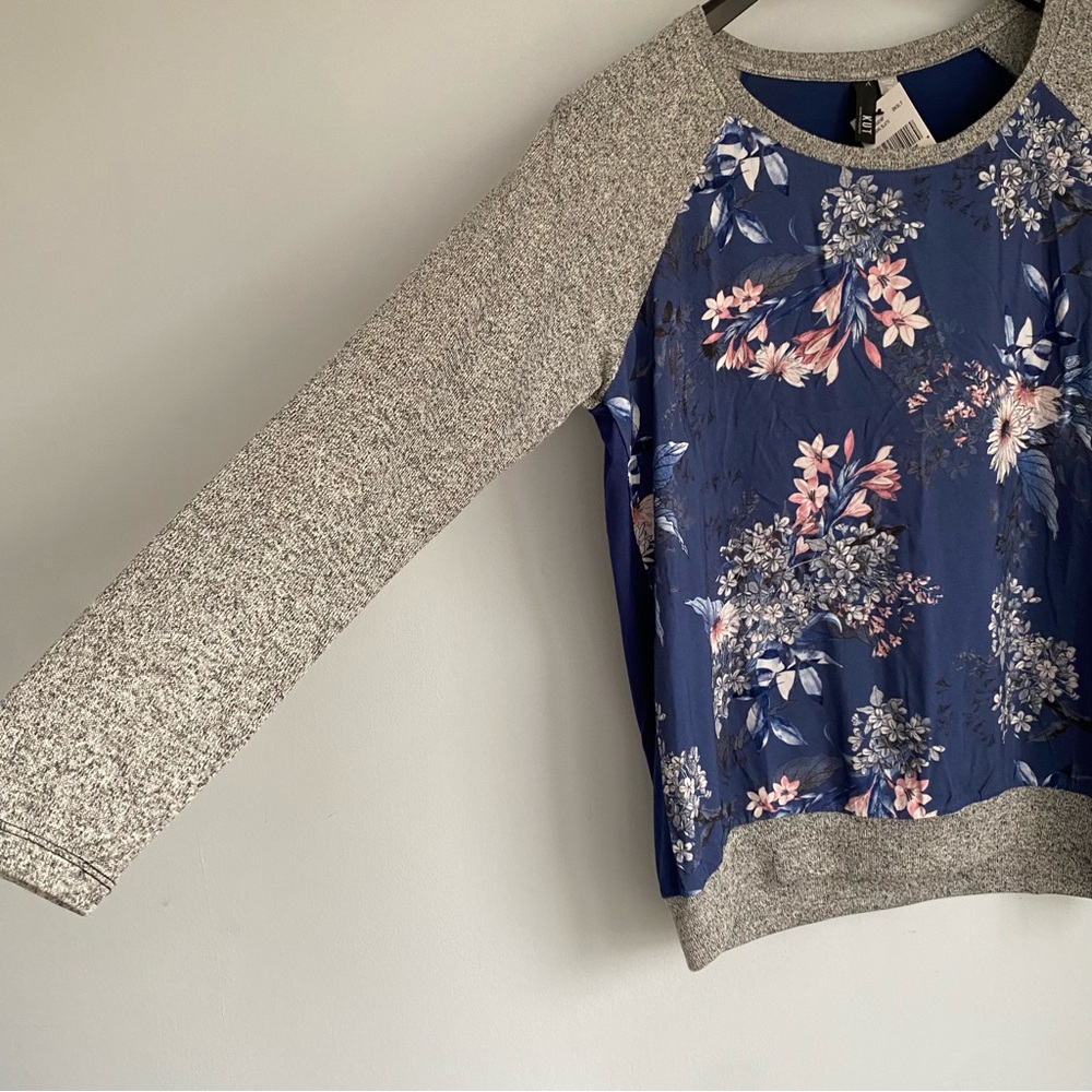 NEW Kut From The Kloth Slate Blue Floral Raglan Sleeve Top M - Picture 3 of 8